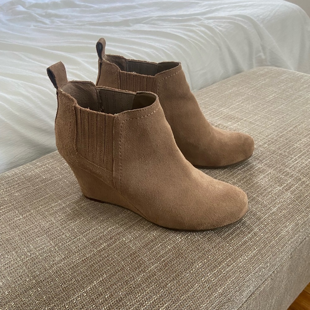 DOLCE VITA tan suede wedge booties
